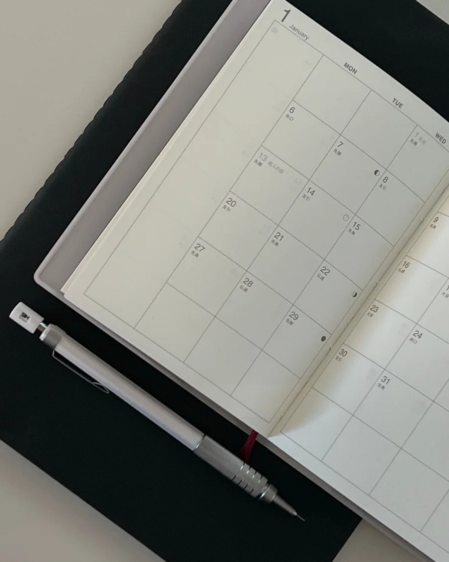 Uppslagen kalender med penna
